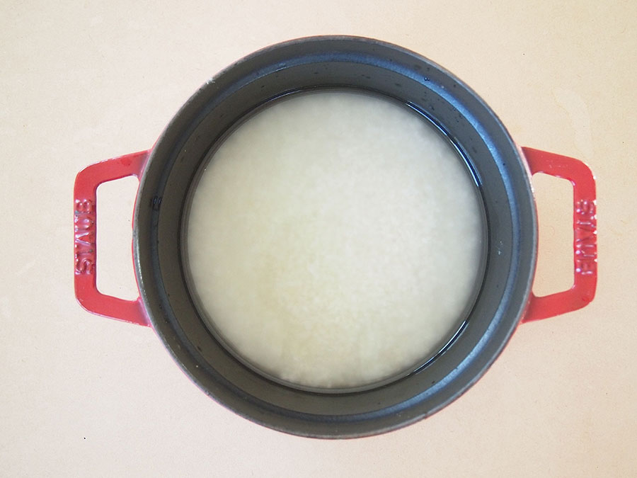 (2) 米を研いで、水気をきったら、だし汁、塩を入れて1時間ほど吸水させます。
