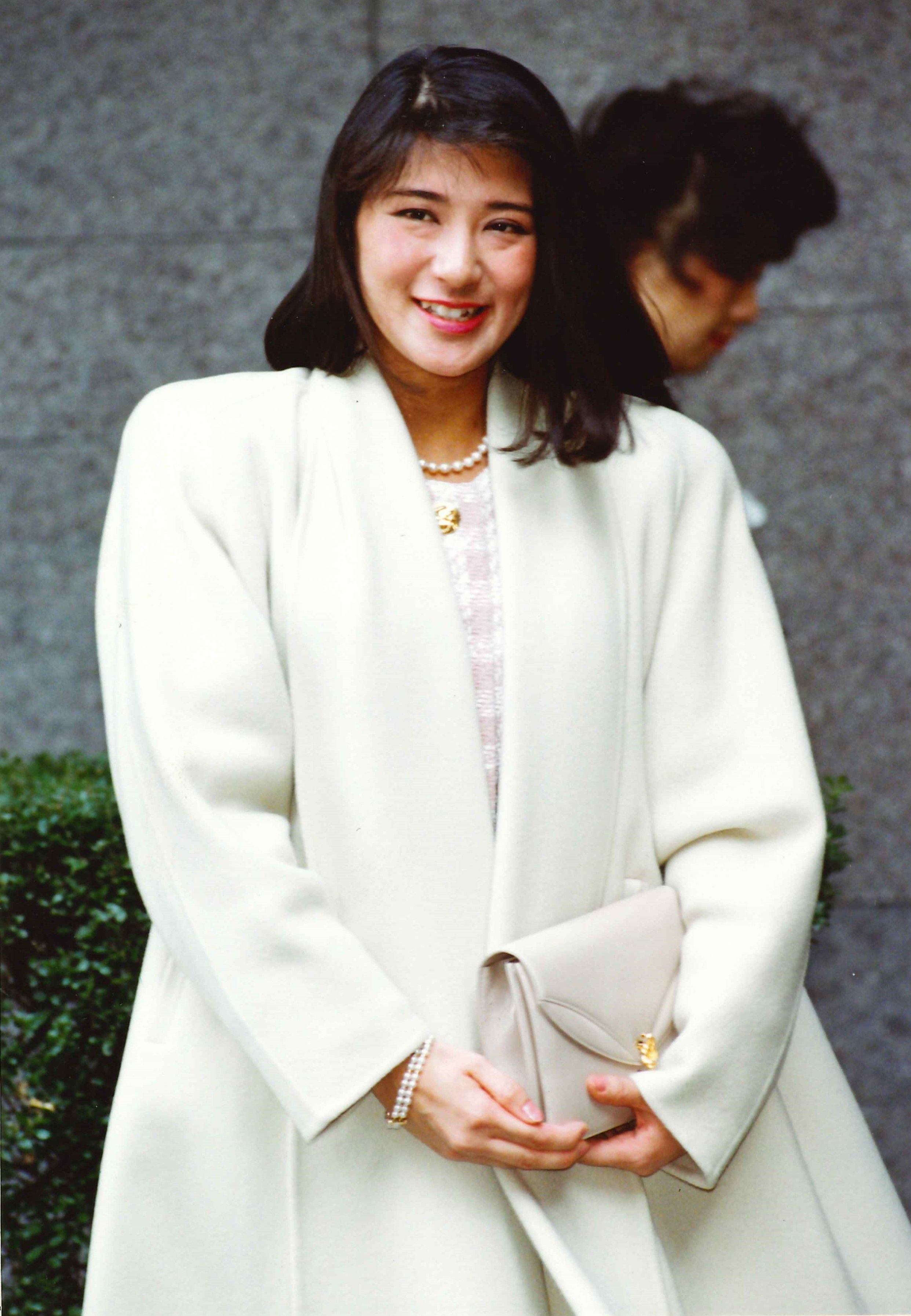 1993年1月8日、自宅前で大勢の報道陣に笑顔を見せる小和田雅子さん（当時）　©時事通信社