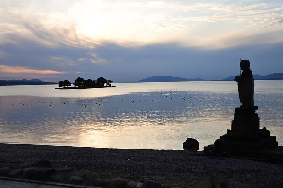 袖師地蔵の向こうに嫁ヶ島が浮かぶ宍道湖の夕景。