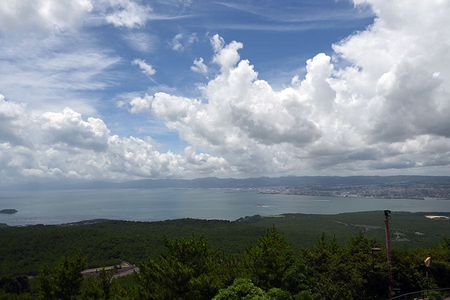 火山活動によって約2万9,000年前に生まれた錦江湾。