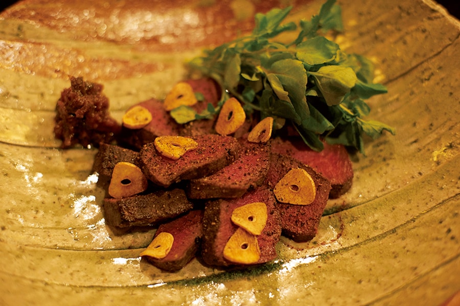 【旅館すぎもと】鹿肉のステーキと赤ワインとの相性といったら！ Photo: Masahiro Sanbe