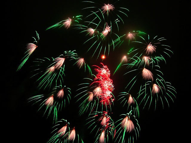 プロポーズの言葉を添えた花火があがる 愛が成就する男鹿の花火大会