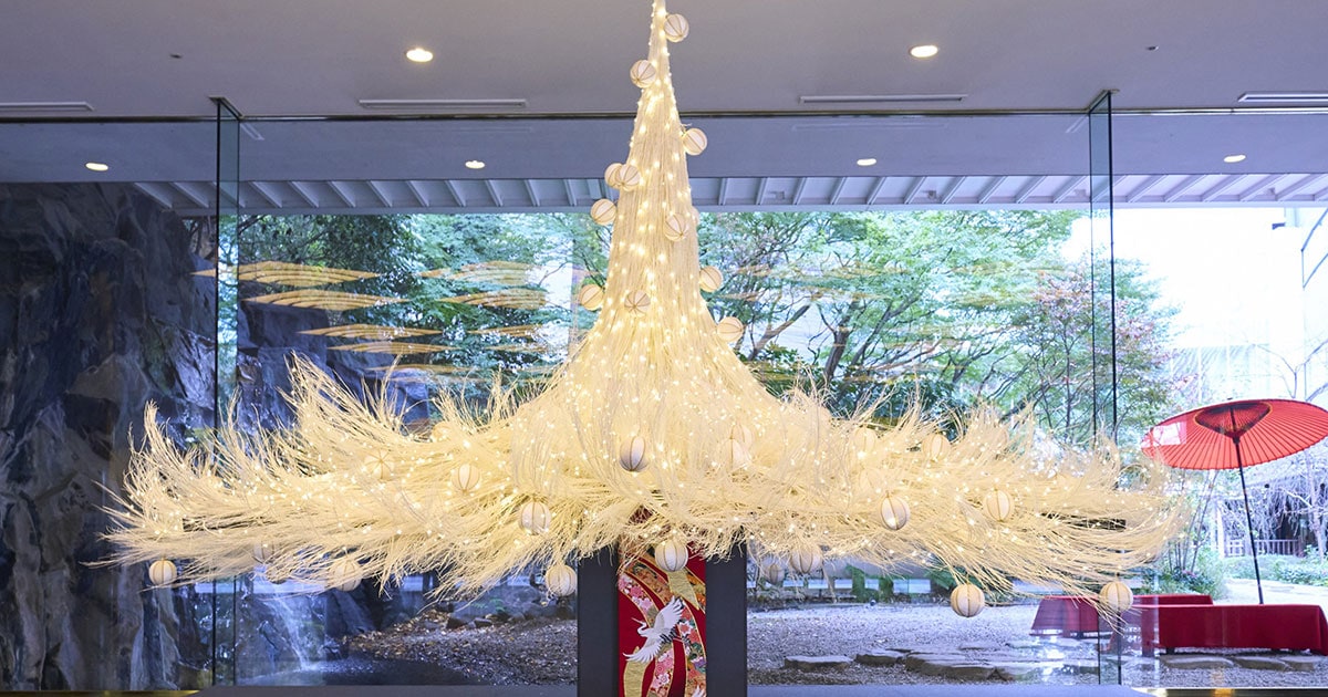 【ホテル雅叙園東京】 婚礼衣装をアップサイクルし 和の館内でも存在感抜群の純白ツリー | ホテルのクリスマスツリー