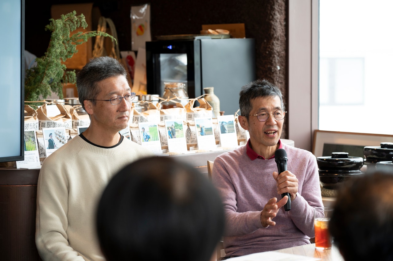 左から、荒生勘四郎農場の荒生さん、宮尾農園の宮尾さん。宮尾さんの田んぼは、白鳥が飛来する湖にも近い自然いっぱいの場所。