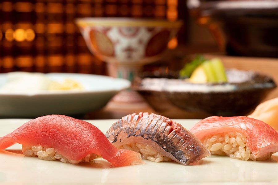 夕食は、日本料理、鉄板焼から選ぶことができ、別邸「木の間の月」では、鮨を味わえます。