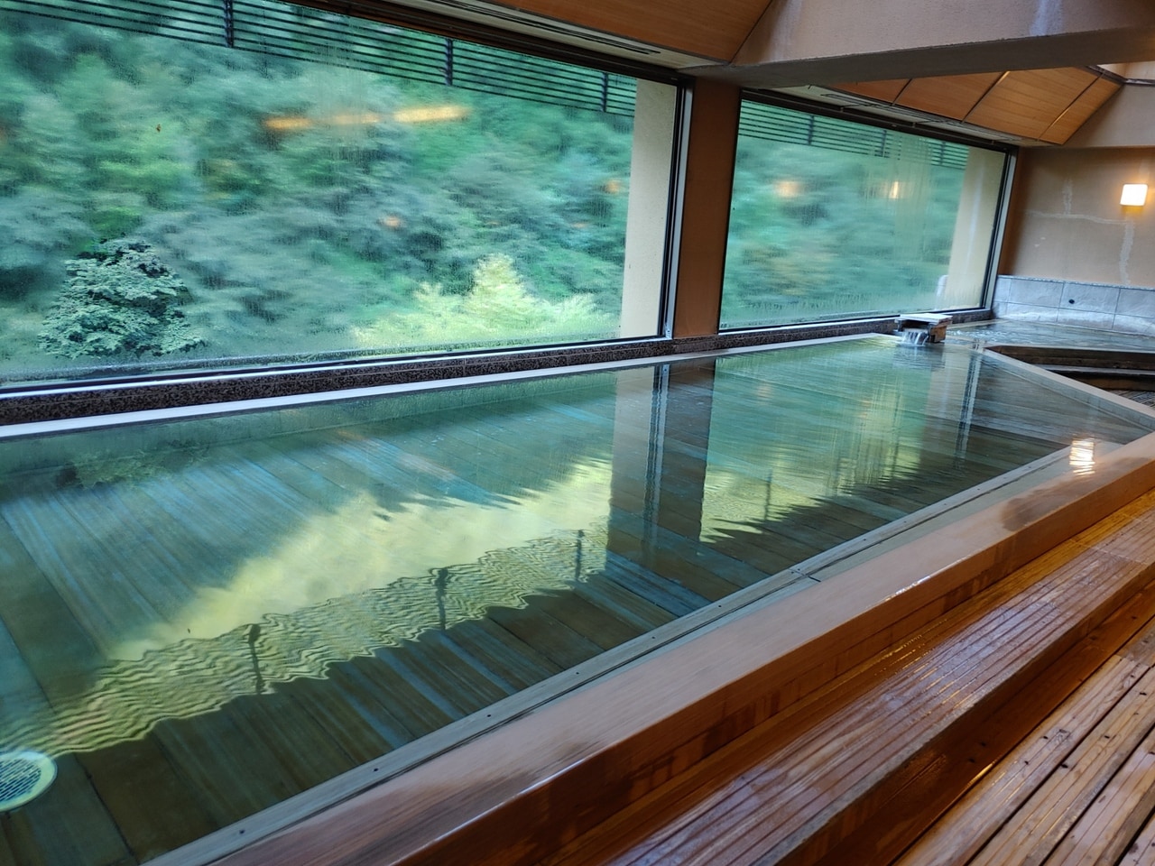 「慶雲閣」の内風呂。古代檜を使っている。