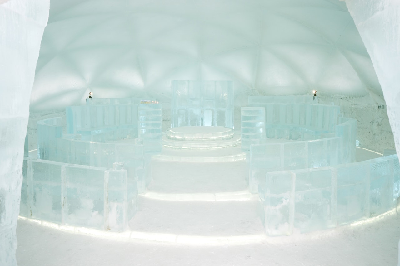 氷の教会の内観。中央に「誓いの場」。