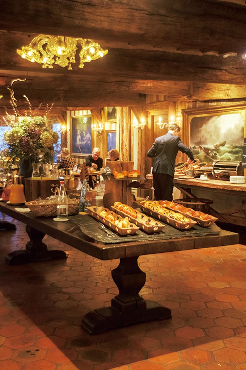 朝食会場の大テーブルはモネたちの時代から受け継がれたもの。