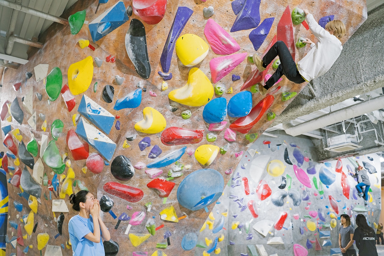 上級コースをスルスルと登っていく金子さんに驚く奈衣瑠さん。