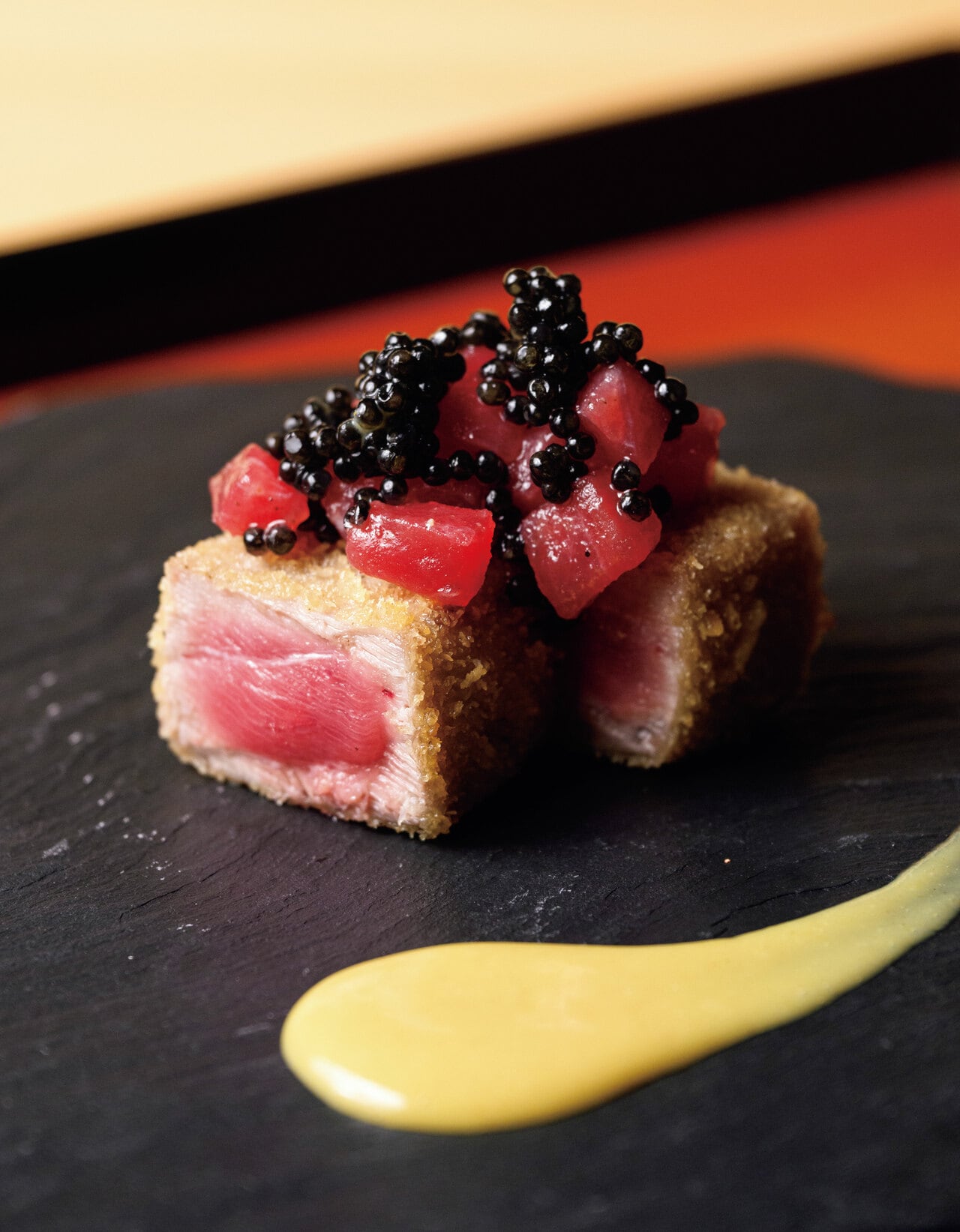 「カウンター割烹」コースより。「マグロのカツレツ」は、レアに揚げたマグロをキャビア、マグロのタルタルとともにマスタードソースで食すシグネチャーディッシュ。