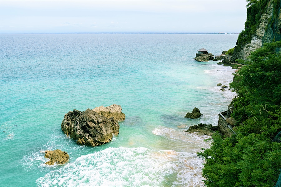 隔絶された洋上の空間でトリートメントを受けられる「SPA ON THE ROCK」(奥の岩の上に建つのがスパ専用ヴィラ)。