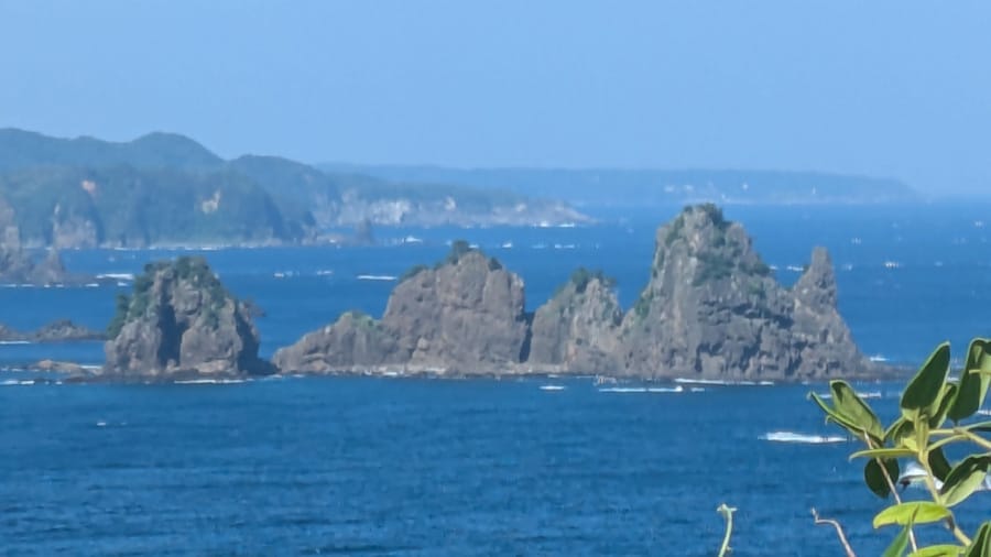 岬の東側に浮かぶ奇岩群もフォトジェニック。