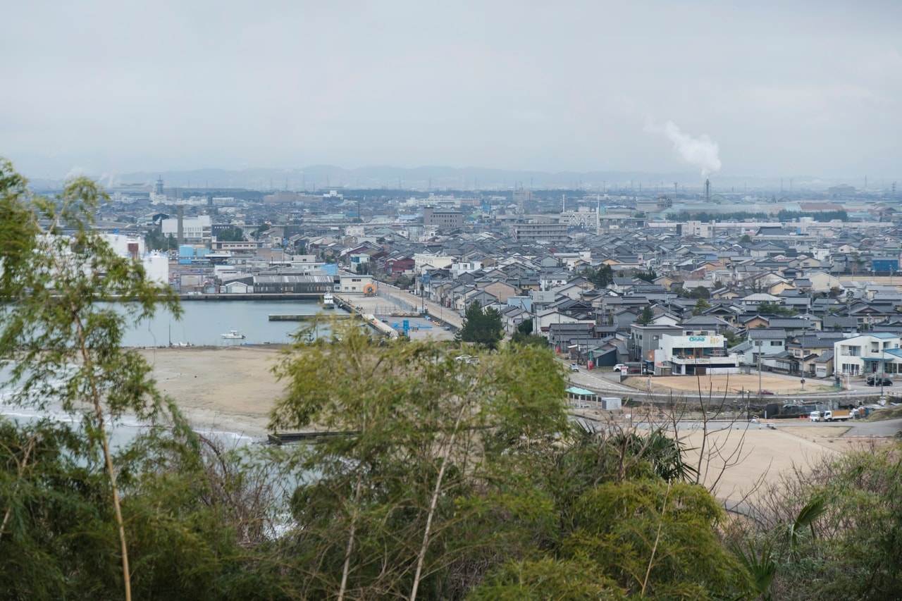 灯台のある高台からは港がみえる。