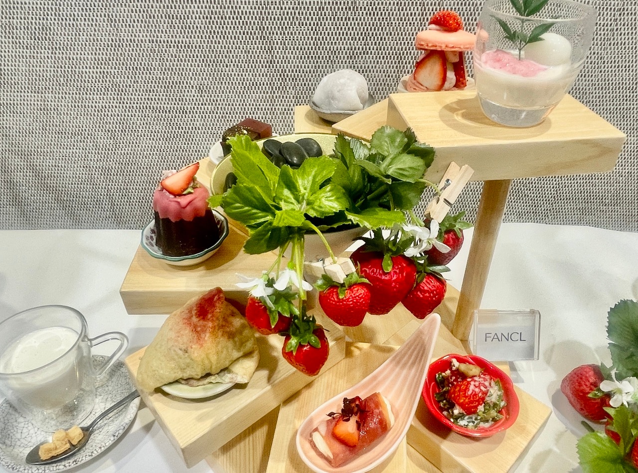 ティースタンドに飾られたイチゴの中に、1つだけ本物のイチゴが隠れています。