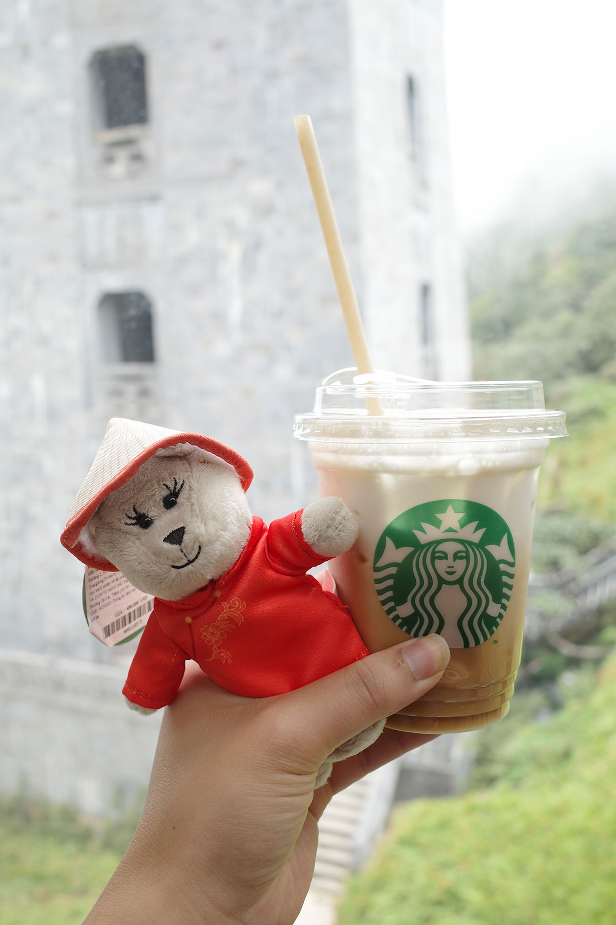“ベアバリスタ”もドリンクメニューも、ベトナムならでは。なじみのある企業だけに、地域限定は心が躍る。