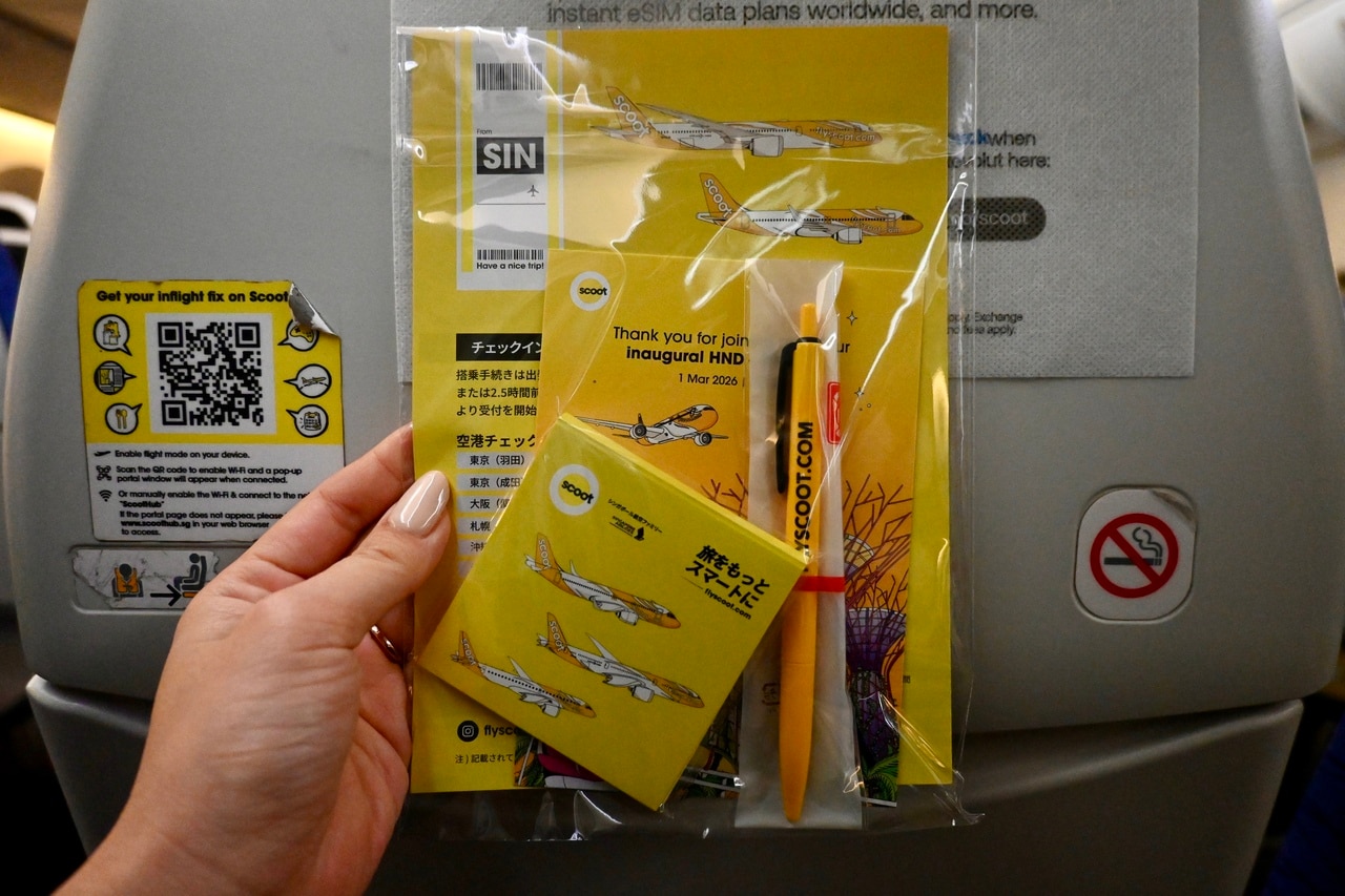 羽田便初就航の記念品が配られました。