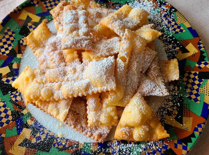 「キアッケレ」という名前のカーニバルに食べる揚げ菓子。「Chiacchiere：キアッケラーレ＝おしゃべり」という意味の動詞が由来。トリノ地方ではブジーエ(嘘)、ヴェネチア地方だとガラーニ(りぼん風結び方)、トスカーナ地方ではチェンチ(ぼろ布)、ローマ地方ではフラッペ(服のひだ)など、各地で呼び方が違います。ちなみに呼び方が全然違うので、例えば「フラッペください」とトリノで言っても全然通じません(笑)。