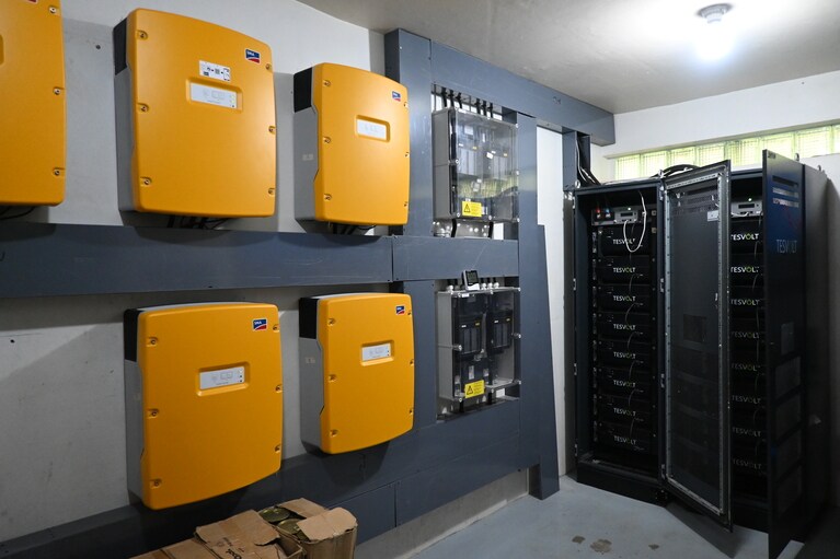 電力消費をモニターしている管理室。リゾートで唯一、エアコンの利いている部屋です。