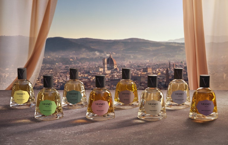 均整と調和を重んじたボトルのデザインはルネサンス建築のよう。光と影が映し出す造形が日常に芸術をもたらす。