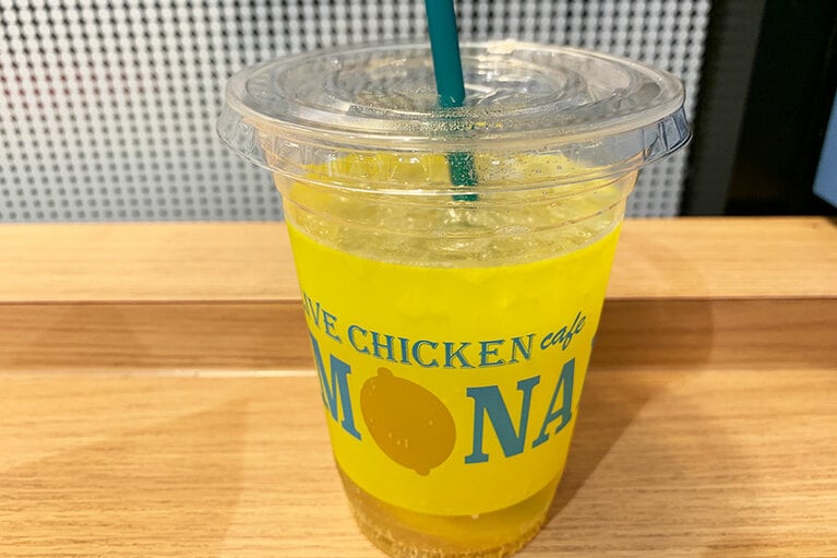 ドリンクは、迷わず「生搾りレモネード」のスパークリングを。「ジャンクフードには、炭酸を！」がマイルール。