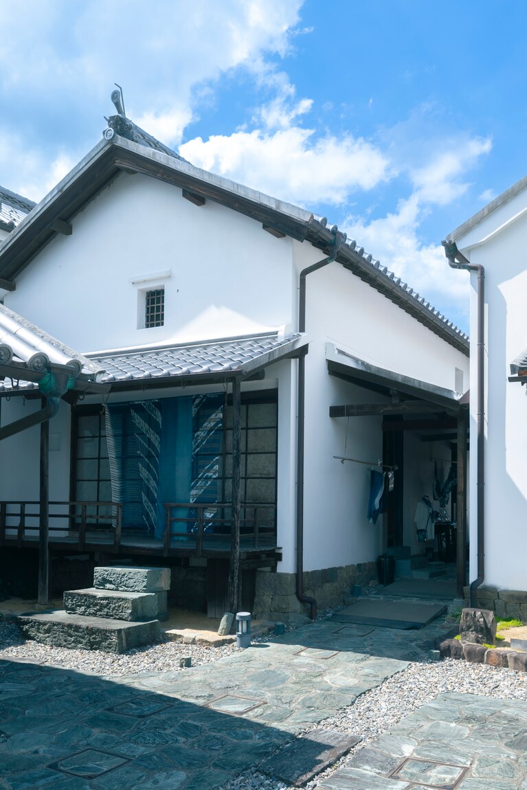 今回藍染めを体験した、阿波天然藍染やまうち うだつ工房。