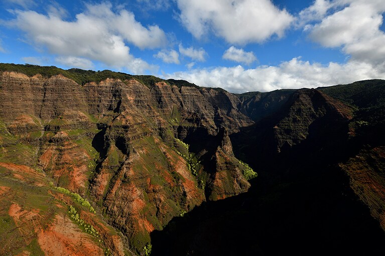 ワイアレアレ山の西側は乾燥地帯。カラフルな地層のパノラマを望むワイメア渓谷は「太平洋のグランドキャニオン」とも呼ばれる。