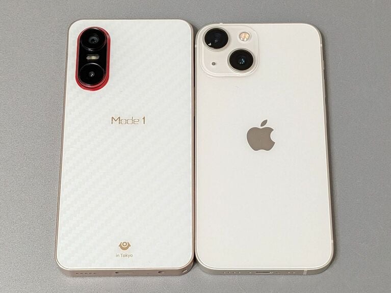 背面。今回購入したホワイトモデルは背面の色および質感もiPhoneに酷似しています