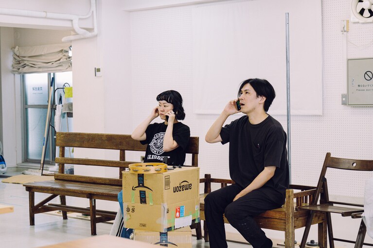 「忘れられてしまった記憶へ目を向けたい」ポッドキャスト演劇に挑戦するロロ・三浦直之が新作『まれな人』にかける思い。稽古風景。