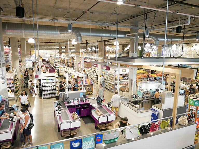 巨大な店内。