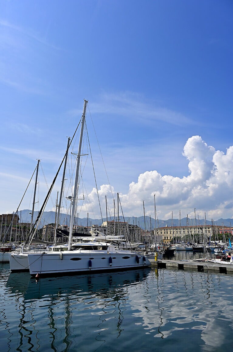 フェニキア人が開拓し、16世紀までパレルモの表玄関だった旧港は、現在ヨットハーバーに。芝生の公園もあり、市民が憩う。