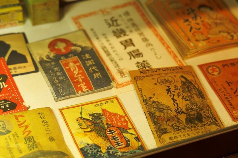 「くすり資料館」で展示されている昔の薬。緻密なパッケージデザインが美しい。