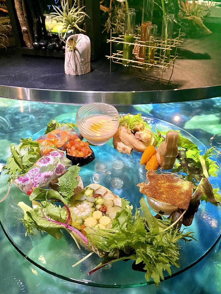 ヴィーガンランチコース 1名8,800円 ドリンク別(2名〜要予約)。