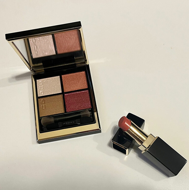 写真左から、SUQQU シグニチャー カラー アイズ、SUQQU モイスチャーリッチ リップスティック。