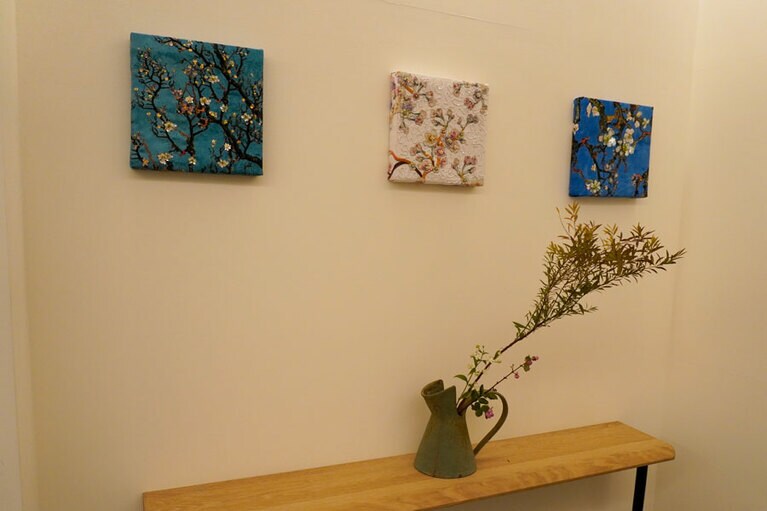 「芸術家の街」として有名な新門前通りへのオマージュとして、館内にはさまざまなアート作品が展示されている。