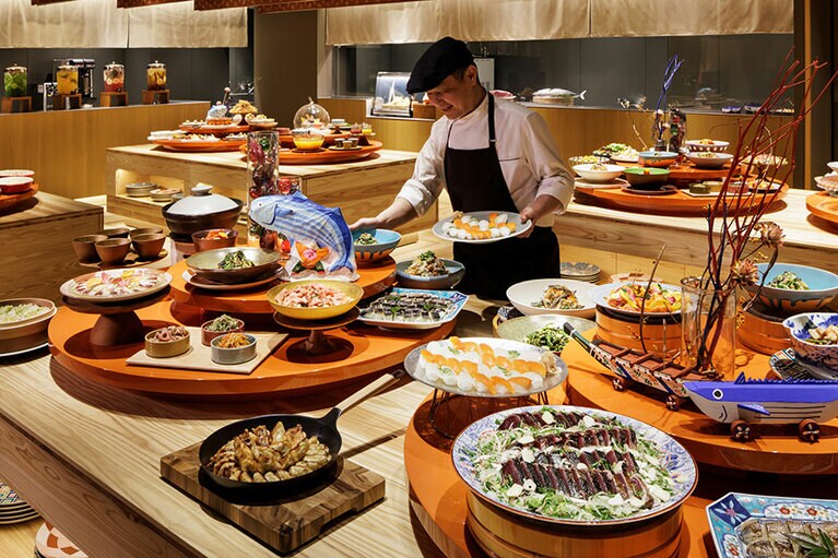 皿鉢（さわち）料理に見立てたビュッフェ台に高知のおいしいものが盛りだくさん。
