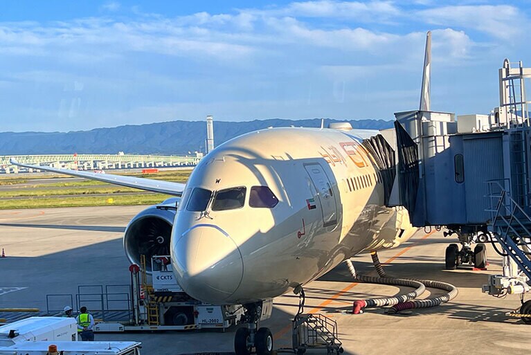 ボーディングブリッジに接続されたエティハド航空の機体。いよいよ機内へ！