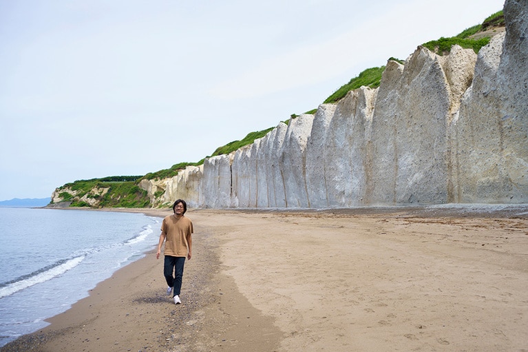 高さ20メートル程の白い崖が約500メートル続くシラフラは太古の火山活動の名残。