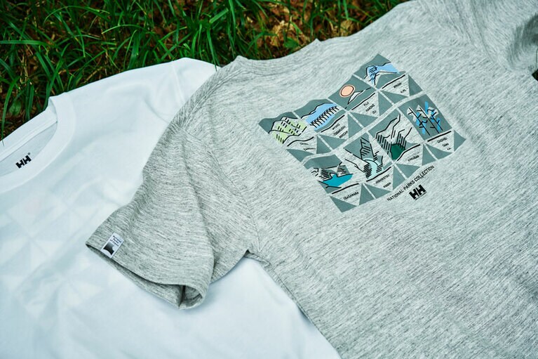 【ヘリーハンセン】National Park Collection TEE (ホワイト、グレー／S、M、L、XL)6,050円。