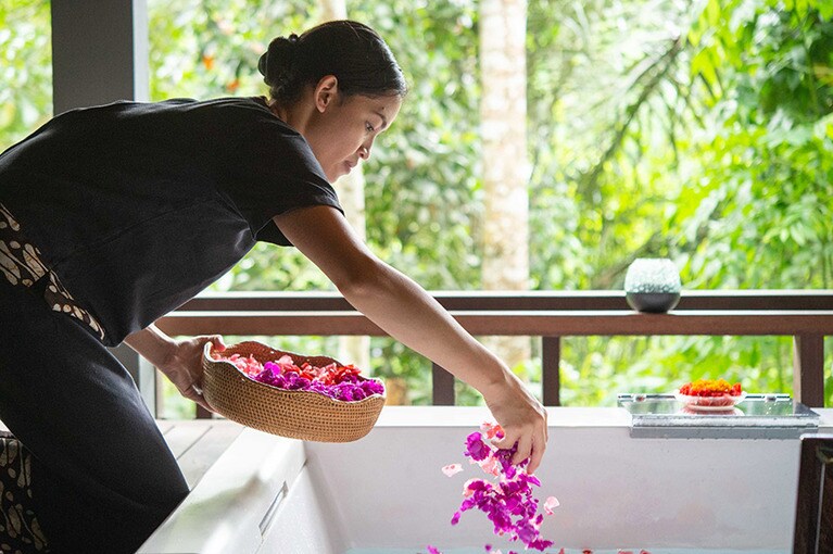 仕上げのフラワーバスは、水面が埋め尽くされるほど、たっぷりの花びらが。
