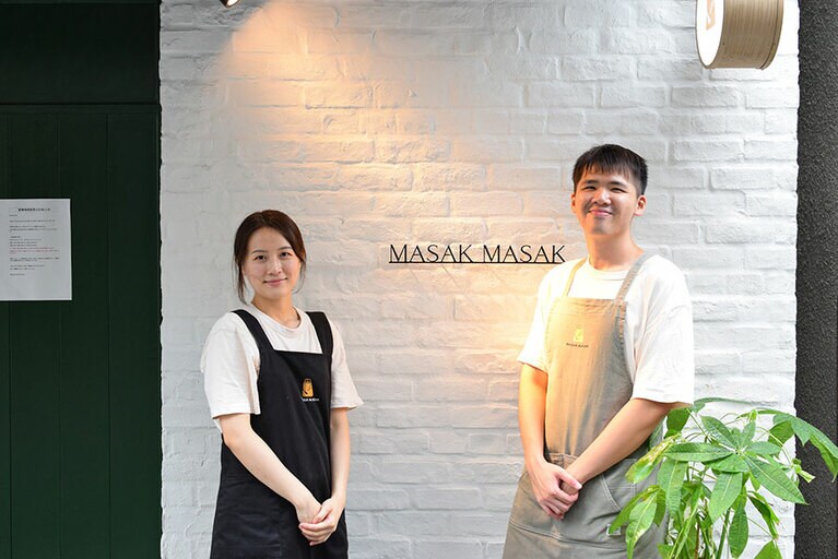 厨房で腕をふるうのは、ジェイソンさん(右)と台湾人の奥さまセイギさん。辛いのが苦手なセイギさんのために、あえて辛さはひかえめで提供。おいしい料理に加えて、ふたりが作り出すあったかくてセンスのいい空間も素敵！