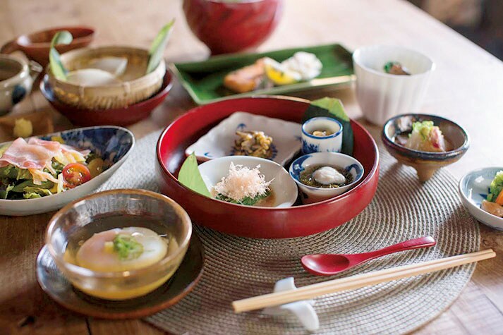 【湯富里の宿 一壷天】カンパチを使った郷土料理「竜宮漬け」や手作りの豆腐など、大分産の卵や野菜、魚を使って、一品ずつ丁寧に作られる朝食。朝夕の食事が個室の食事処でいただけるのも嬉しい。