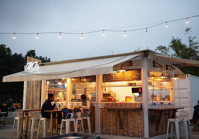 フードマーケット内の一番奥にあり、空間もゆったり。