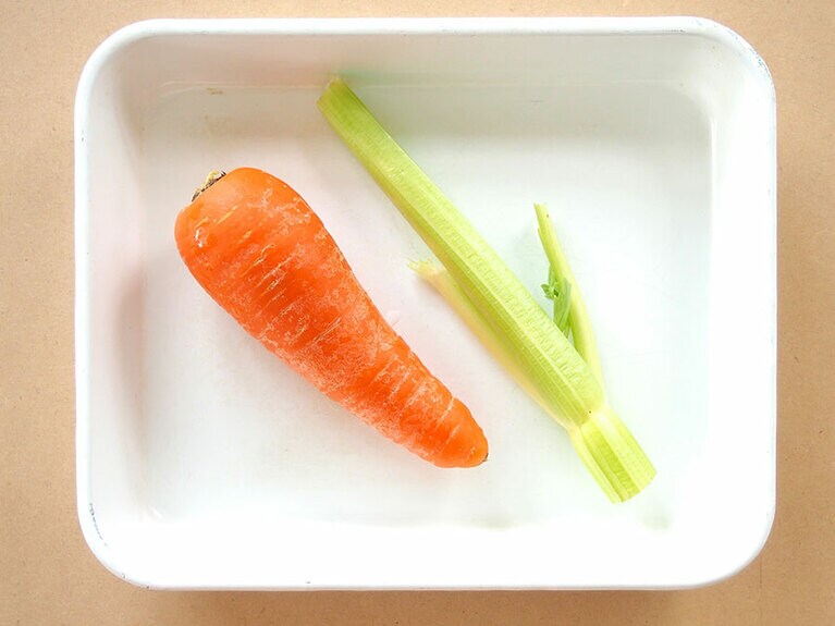 【材料(4人前)】薬膳カレーのベース：4人前量／人参：小1本／セロリ：0.5本／塩胡椒：適量／オリーブオイル：小さじ1／レモン汁：小さじ1／ご飯：人数分