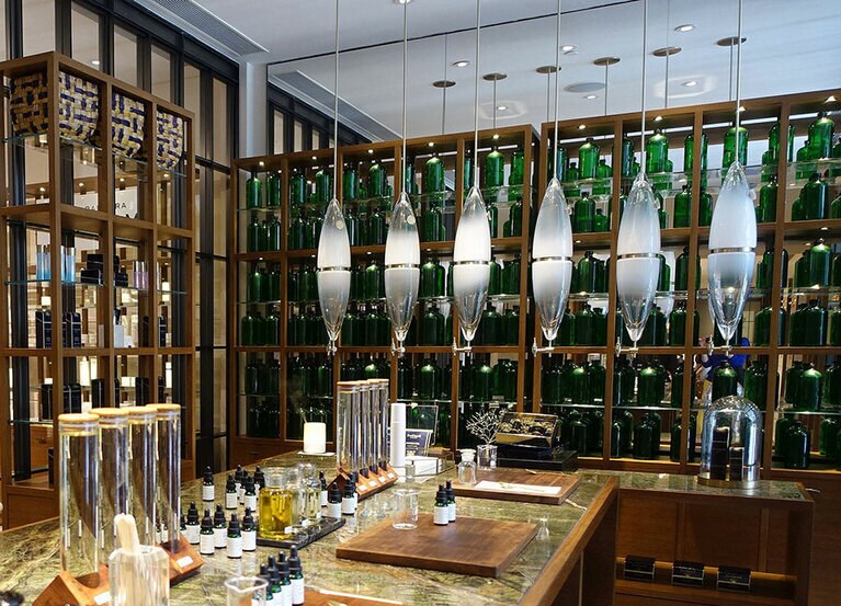 オリジナルでアロマオイルを作る「アロマ・アトリエ」。