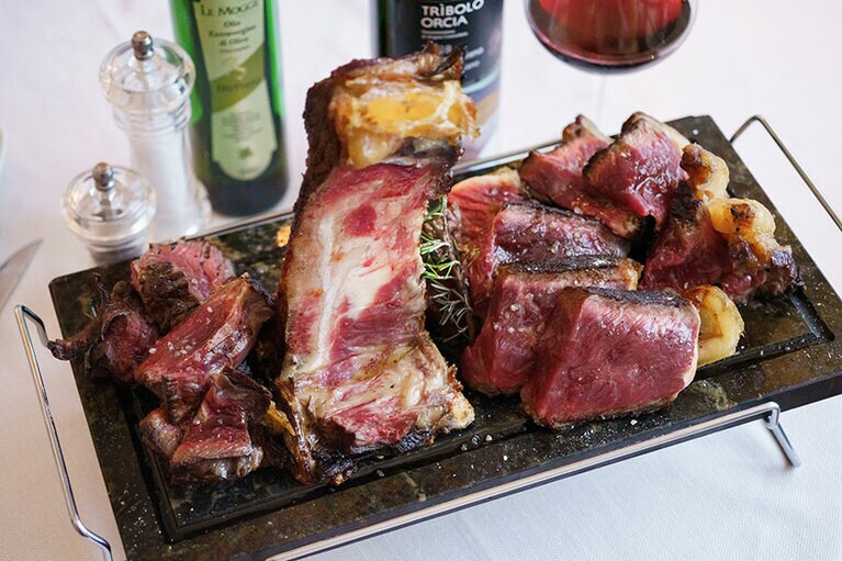 ダイナミックな盛り付けに驚かされるTボーンステーキ“フィオレンティーナ” 7ユーロ／100g（写真は1,400g）。