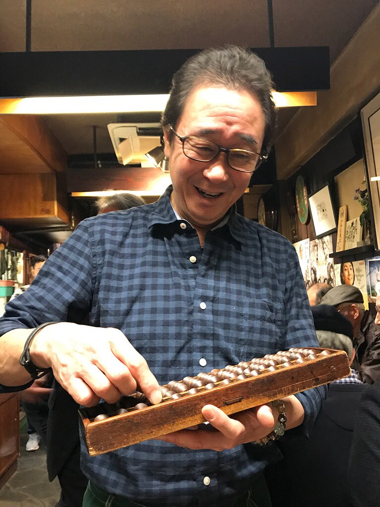 お会計は、ご主人が5つ玉の大きなそろばんで計算してくれる。これがまたいい雰囲気！