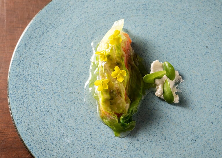 八ヶ岳のマスは10日間熟成して炙る。キュウリエキスと高原レタスで覆い、白菜の花を添える。すべてコース 10,000円～の一例。