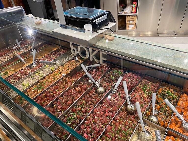 人気のポケコーナーでは鮮魚、サイド、ソース、トッピングを選ぶカスタムもあり。私のイチオシはやはりスパイシーアヒポケ。