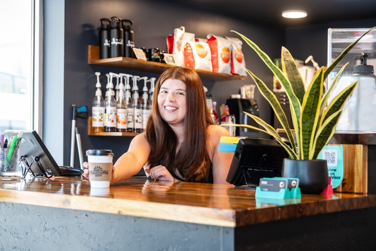 チェックインは、コーヒーショップ「モジョ・ライジング（Mojo Rising）」で。バリスタがフロントスタッフとしてゲストをお迎え。