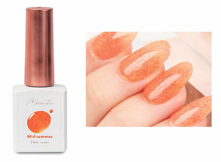 ジェルネイルのため、ベースコート、トップコートともに必要なし。爪表面を保護するための、ローズエッセンシャルオイル、クルミオイルの保湿成分も配合されている。つるんとした上品なツヤ感ある仕上がりに。ワンコンプリートジェルネイル 繊維シリーズ ヘルシーなビタミンオレンジカラーのF02 ミッドサマー 1,540円／ライフスタイルカンパニー